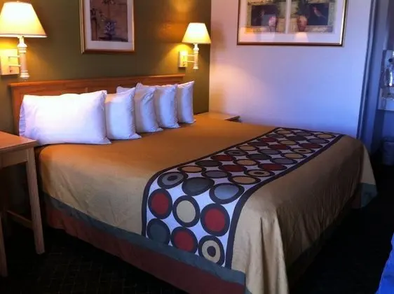 Super 8 by Wyndham Fredericksburg - Genel