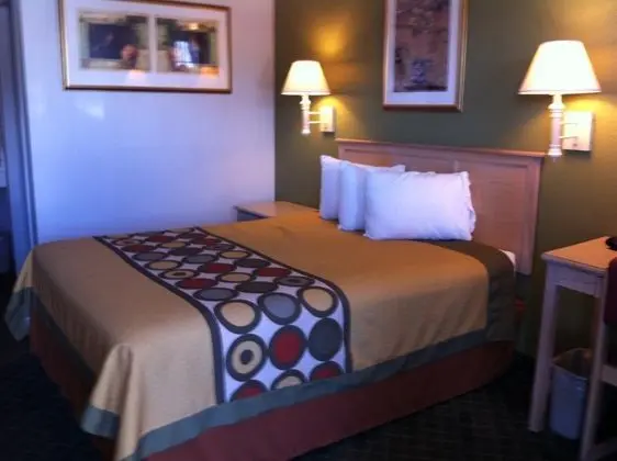 Super 8 by Wyndham Fredericksburg - Genel