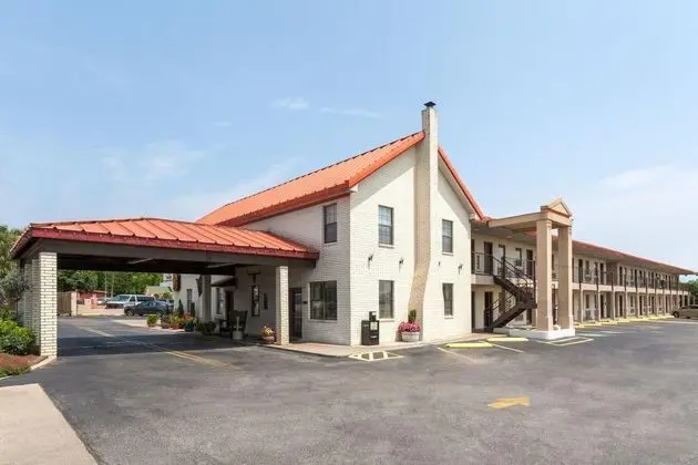 Super 8 by Wyndham Fredericksburg - 1