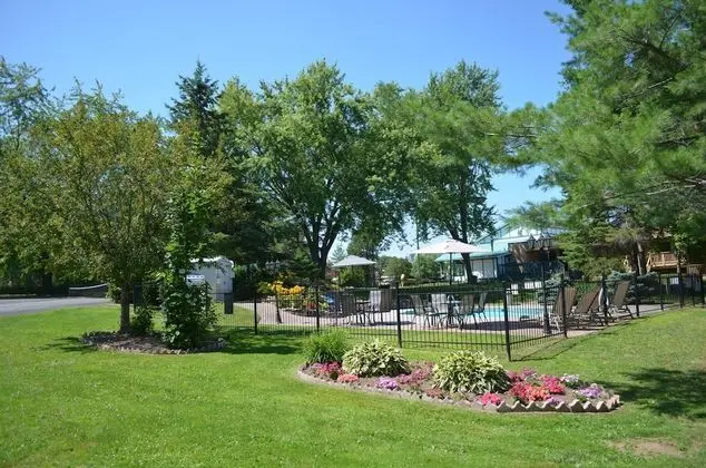 Super 8 by Wyndham Gananoque/Country Squire Resort - Dış Mekan