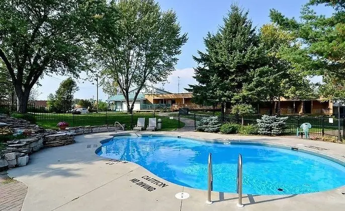 Super 8 by Wyndham Gananoque/Country Squire Resort - Havuz