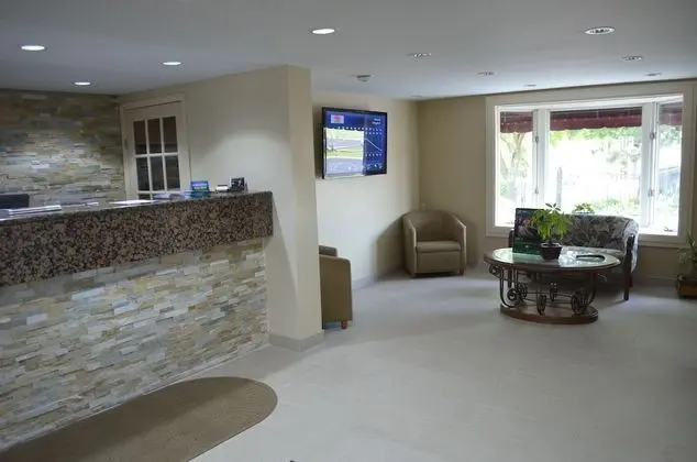 Super 8 by Wyndham Gananoque/Country Squire Resort - Lobi