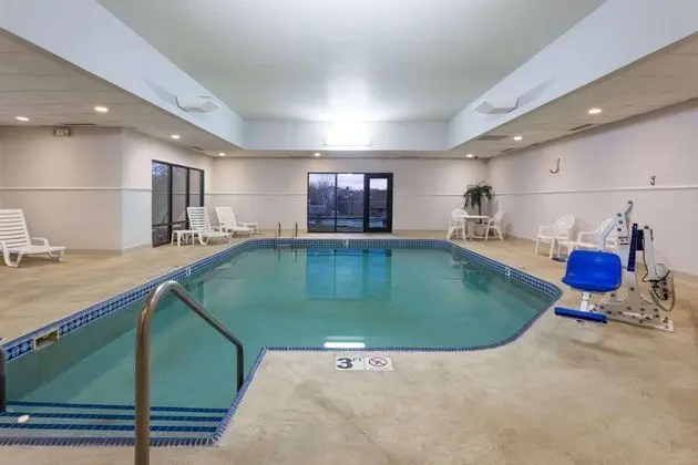 Super 8 by Wyndham Germantown/Milwaukee - Havuz