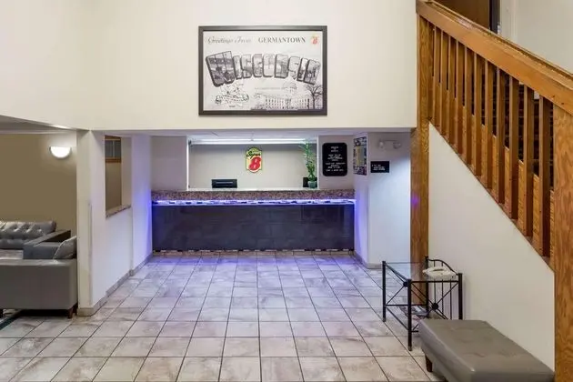 Super 8 by Wyndham Germantown/Milwaukee - Lobi