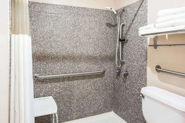 Super 8 by Wyndham Giddings - Banyo Tipleri