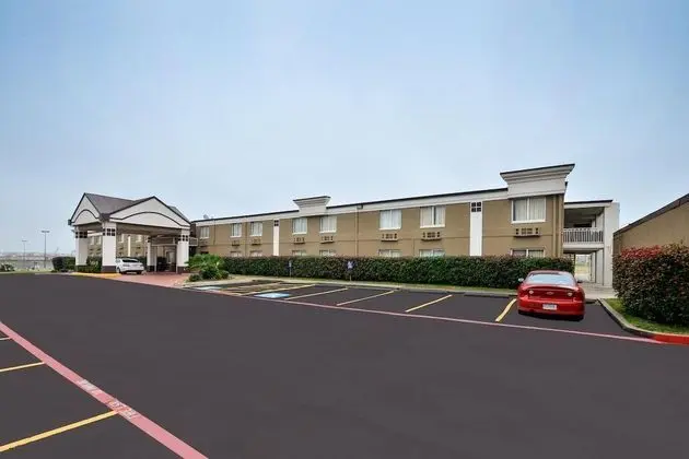 Super 8 by Wyndham Grand Prairie North
