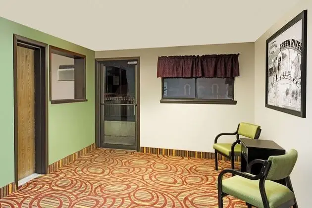 Super 8 by Wyndham Green River - Lobi
