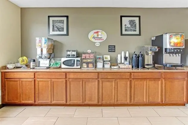 Super 8 by Wyndham Gurnee