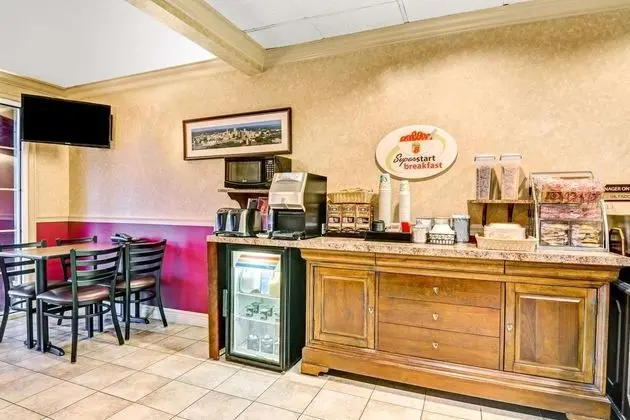 Super 8 by Wyndham Hartford South - Rocky Hill