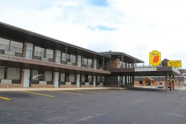 Super 8 by Wyndham Hearst ON