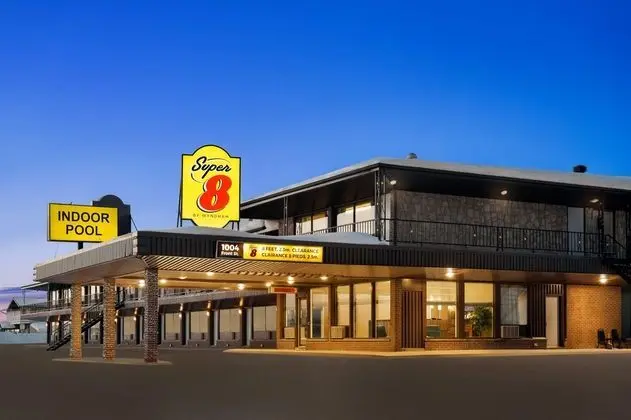 Super 8 by Wyndham Hearst ON - Dış Mekan