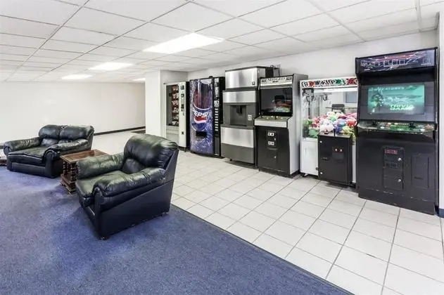 Super 8 by Wyndham Hebron Lowell Area