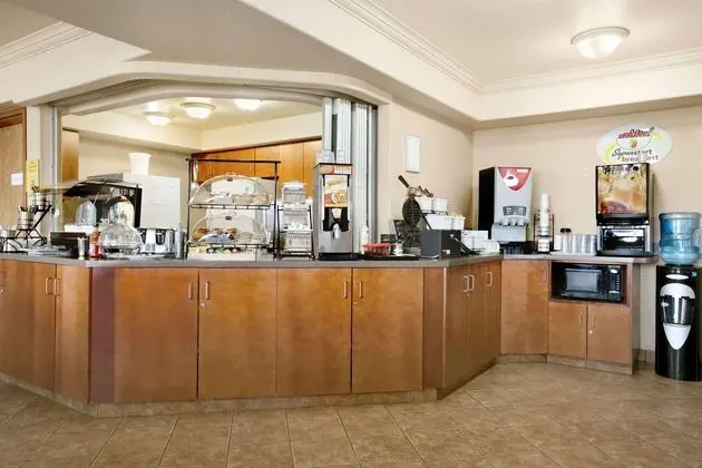 Super 8 by Wyndham High Level