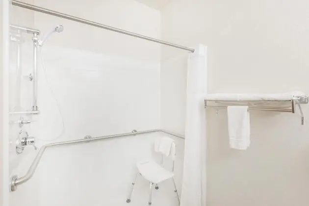 Super 8 by Wyndham Holton