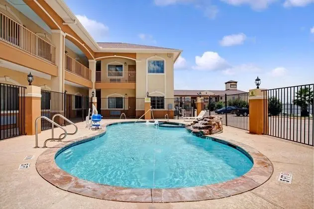 Super 8 by Wyndham Houston North I-45 - Havuz