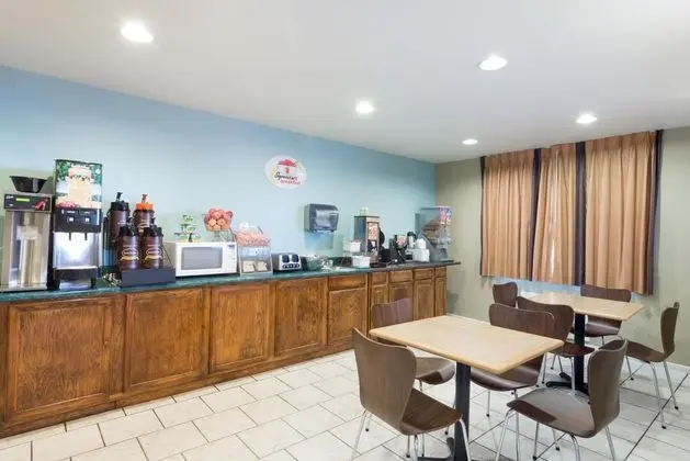 Super 8 by Wyndham Independence