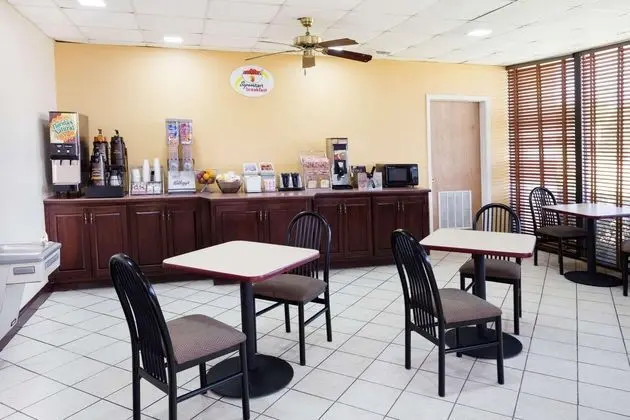 Super 8 by Wyndham Indianola