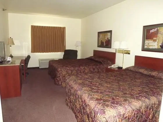 Super 8 by Wyndham Iola KS - 1