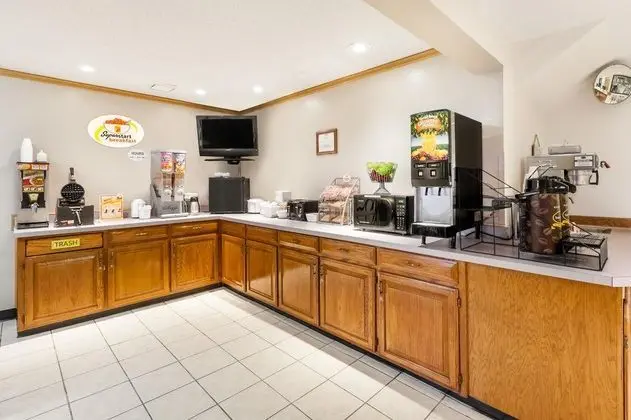 Super 8 by Wyndham Ionia MI