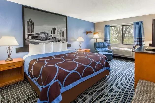 Super 8 by Wyndham Iowa City/Coralville