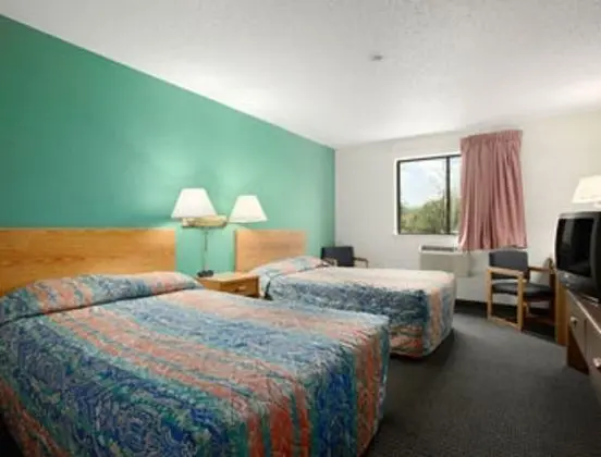 Super 8 by Wyndham Jackson MI