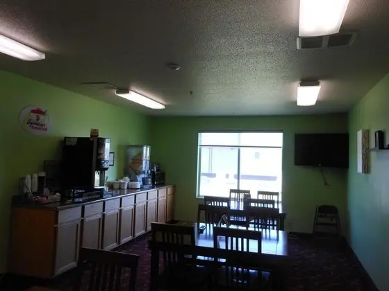 Super 8 by Wyndham Jackson MN