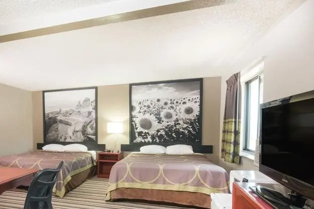 Super 8 by Wyndham Jamestown - Genel