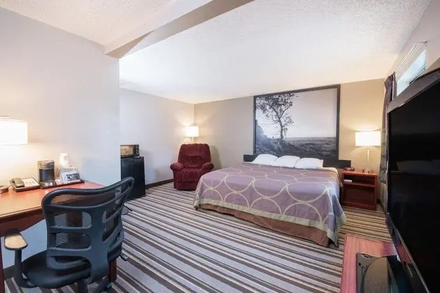 Super 8 by Wyndham Jamestown - Genel