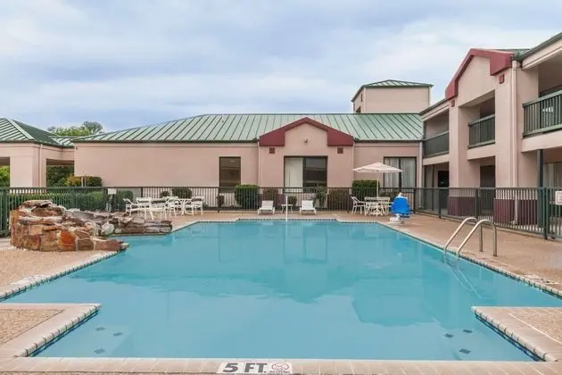 Super 8 by Wyndham Jasper TX - Havuz