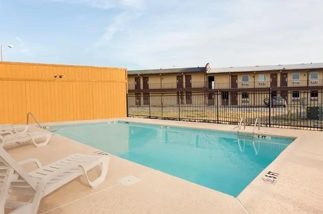 Super 8 by Wyndham Joplin