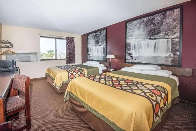 Super 8 by Wyndham Kansas City at Barry Road/Arpt