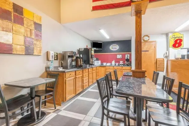 Super 8 by Wyndham Kansas City at Barry Road/Arpt