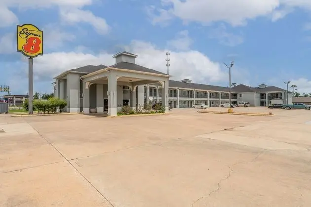 Super 8 by Wyndham Lake Charles Northeast - Dış Mekan