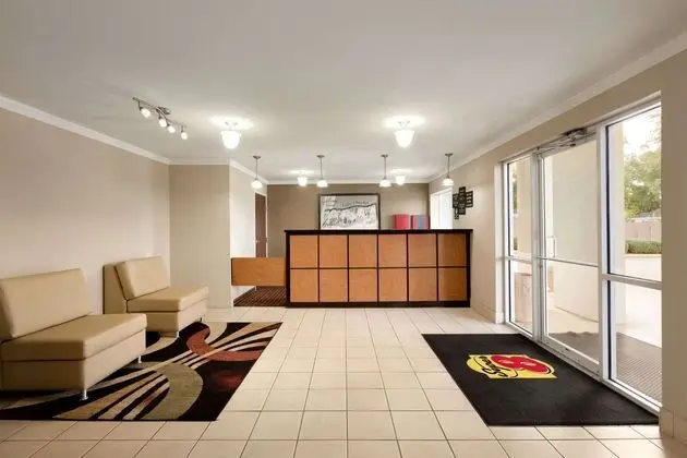 Super 8 by Wyndham Lake Charles Northeast - Lobi