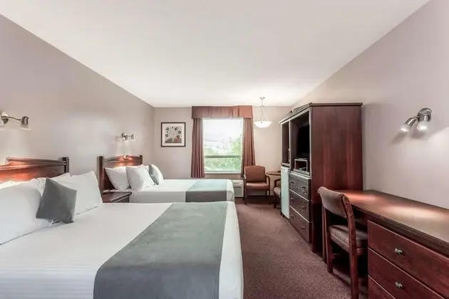 Super 8 by Wyndham Lake Country/Winfield Area Airport North - Genel