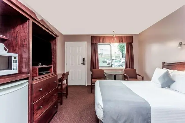 Super 8 by Wyndham Lake Country/Winfield Area Airport North - Genel