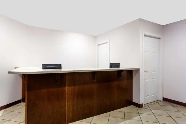 Super 8 by Wyndham Lake Country/Winfield Area Airport North - Genel