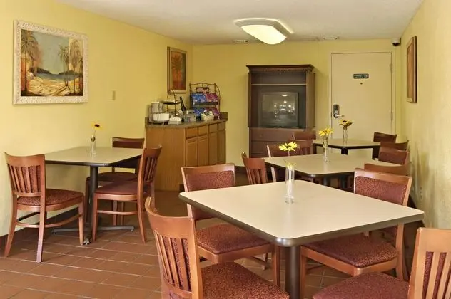 Super 8 by Wyndham Lantana West Palm Beach