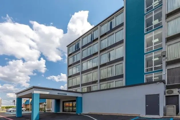 Super 8 by Wyndham Laredo - Dış Mekan