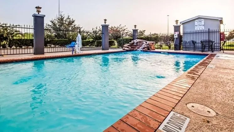 Super 8 by Wyndham Laredo - Havuz