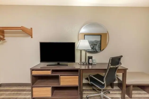 Super 8 by Wyndham Latham/Albany Troy Area