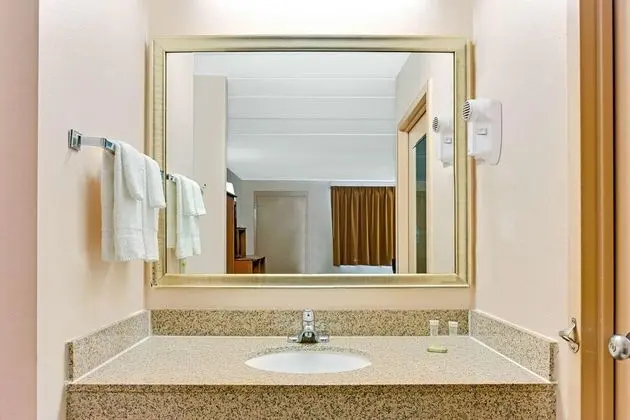Super 8 by Wyndham Laurel