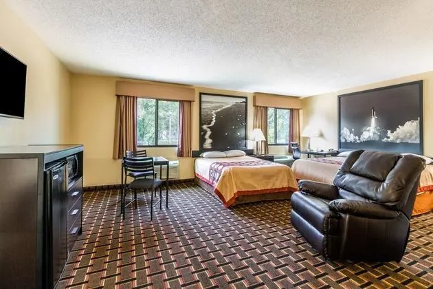 Super 8 by Wyndham League City-Kemah Area