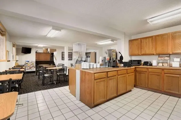 Super 8 by Wyndham Lincoln North