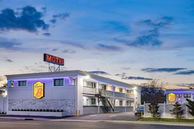 Super 8 by Wyndham Lindenhurst - Dış Mekan