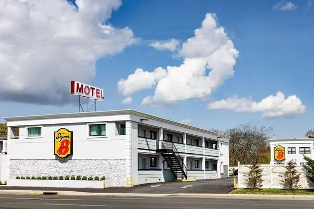 Super 8 by Wyndham Lindenhurst - Öne Çıkan Resim
