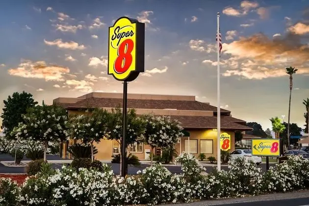 Super 8 by Wyndham Lindsay Olive Tree - Dış Mekan