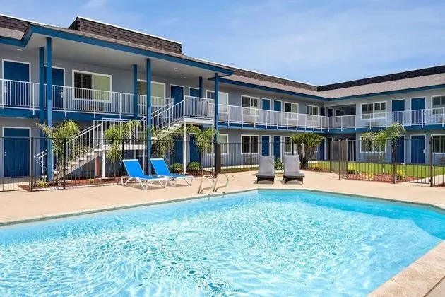 Super 8 by Wyndham Lindsay Olive Tree - Havuz