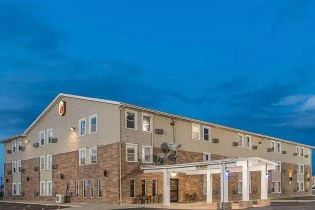 Super 8 by Wyndham Litchfield