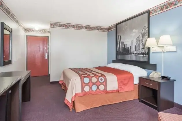 Super 8 by Wyndham Litchfield
